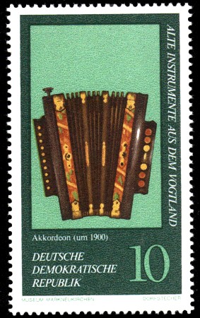 10 Pf Briefmarke: Alte Instrumente aus dem Vogtland, Akkordeon 10 Pf Briefmarke: Alte Instrumente aus dem Vogtland, Akkordeon