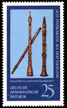 25 Pf Briefmarke: Alte Instrumente aus dem Vogtland, Oboe Klarinette Querflöte 25 Pf Briefmarke: Alte Instrumente aus dem Vogtland, Oboe Klarinette Querflöte