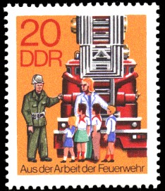 20 Pf Briefmarke: Aus der Arbeit der Feuerwehr, Kinder bei Feuerwehr