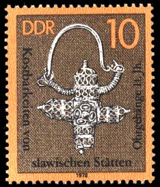 10 Pf Briefmarke: Kostbarkeiten von slawischen Stätten, Ohrgehänge 11.Jh.