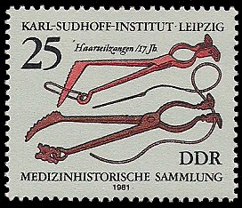 25 Pf Briefmarke: Medizinhistorische Sammlung, Karl-Sudhoff-Institut, Leipzig, Haarseilzangen
